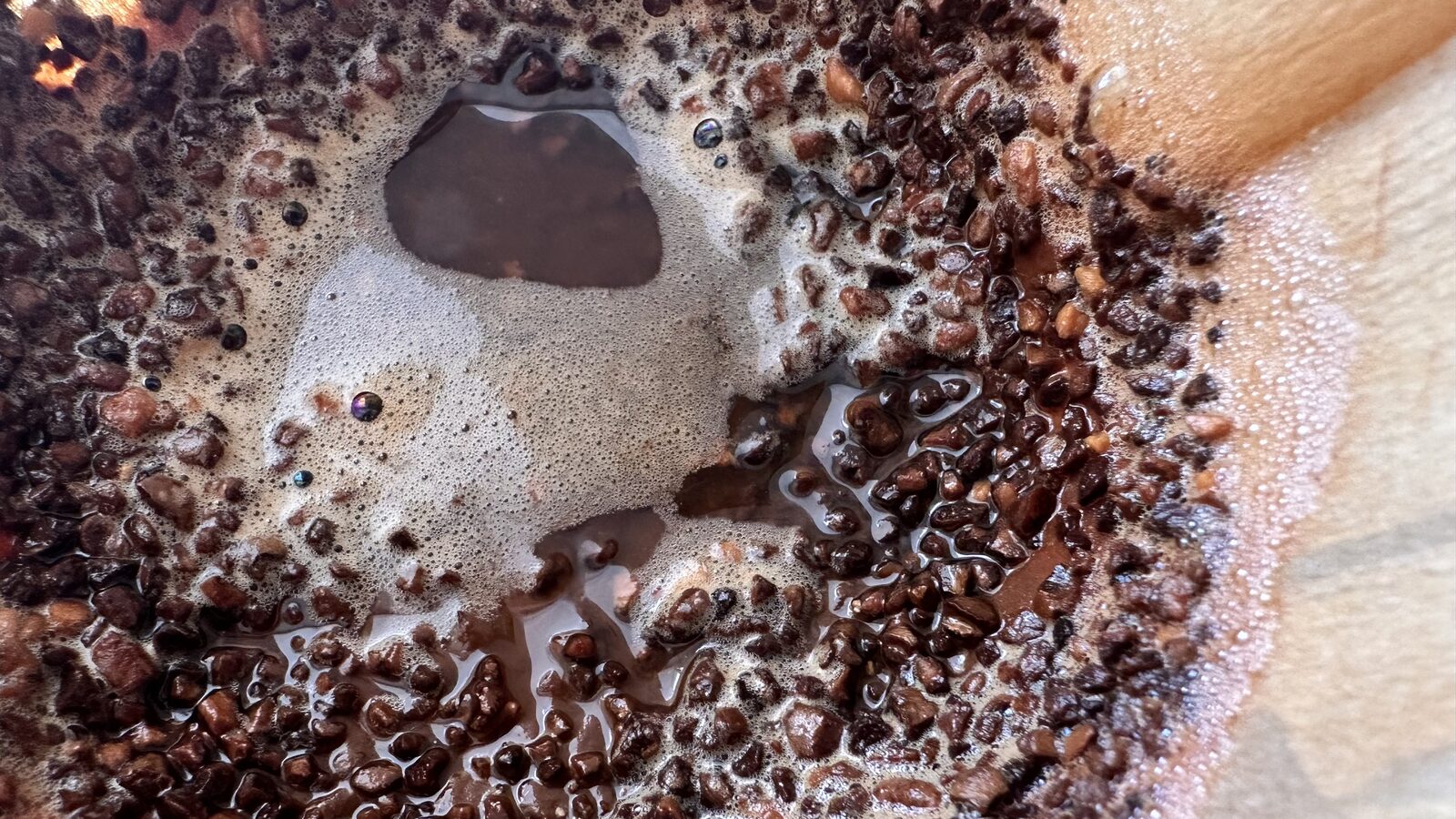 Costra de café molido durante la inmersión en una cata