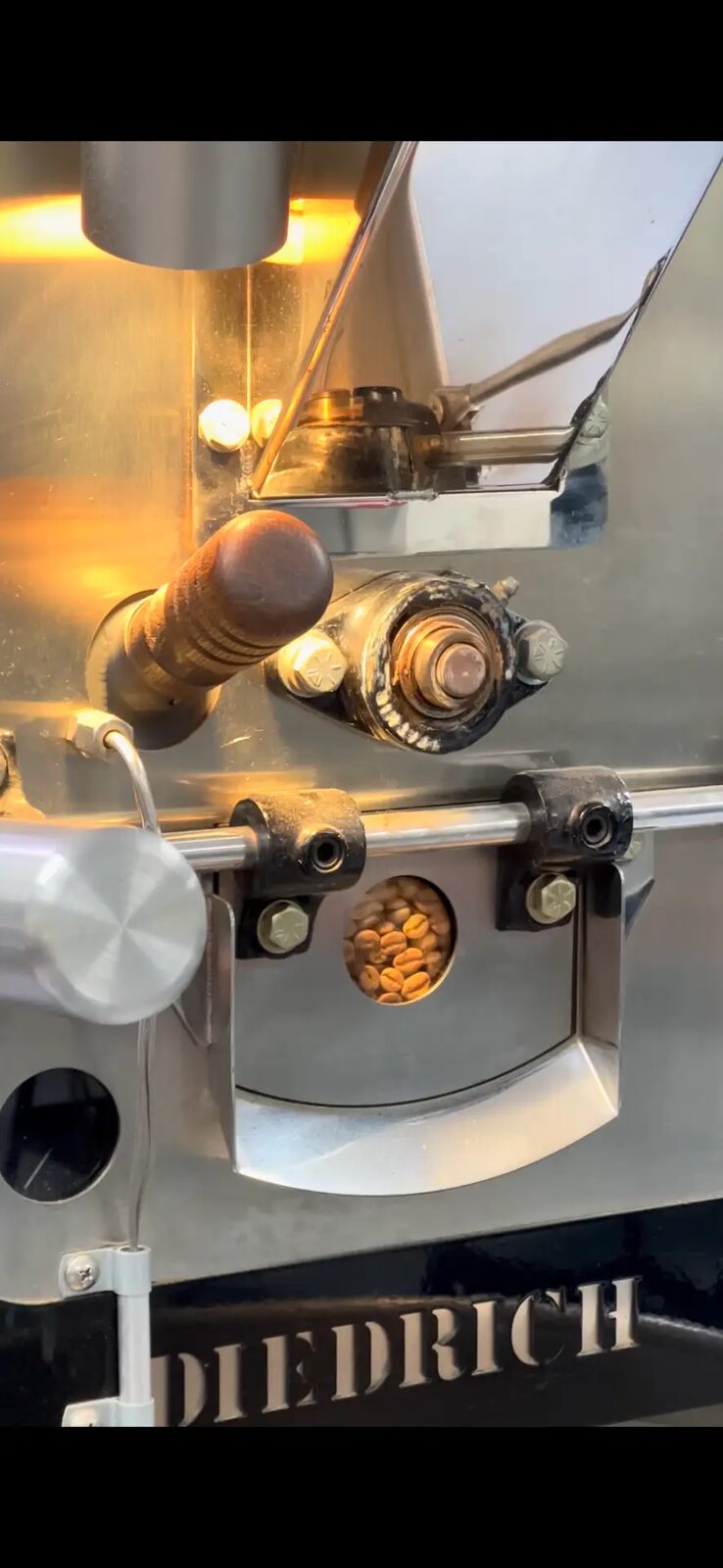 Detalle de la tostadora Diedrich con granos en la mirilla